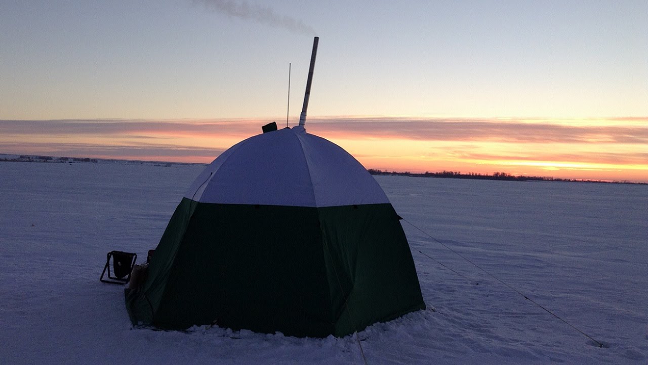 Онега 6. Зимняя палатка с печкой для ночевки. Печка в палатку для зимней рыбалки. Зимняя палатка шатер с печкой. Зимняя надувная палатка с печкой.